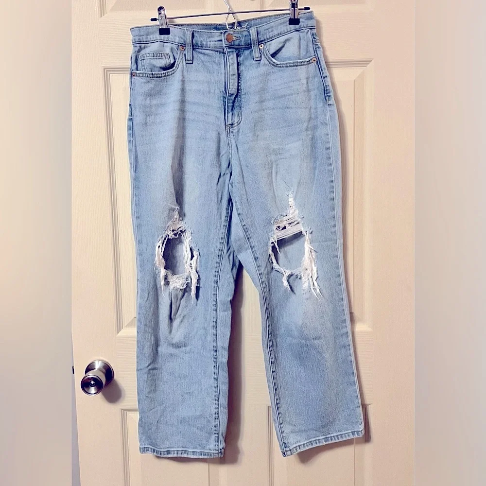 Universal Threads Women's  Ripped Light Washed Jeans - Picture 2 of 7